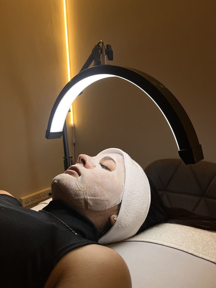 Clienta relajada durante su facial en ITALIAN