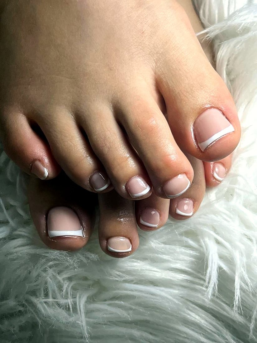 Semipermanente en pies con francesita blanca