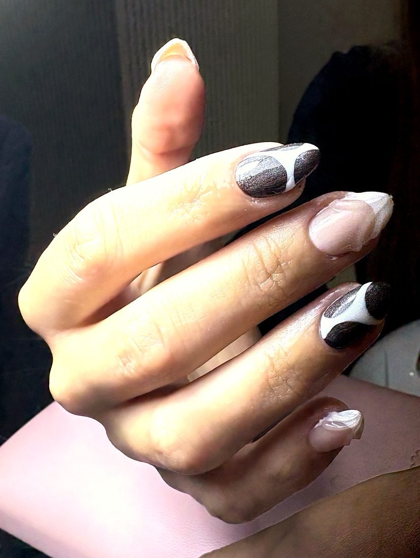Uñas con diseño abstracto en negro glitter, blanco y nude