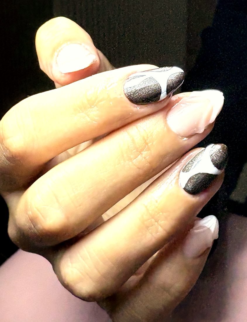 Uñas con diseño negro glitter y blanco